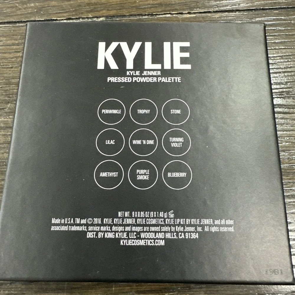 Kylie Jenner 9-Shade Pressed Powder Eyeshadow Palette‎ Matte